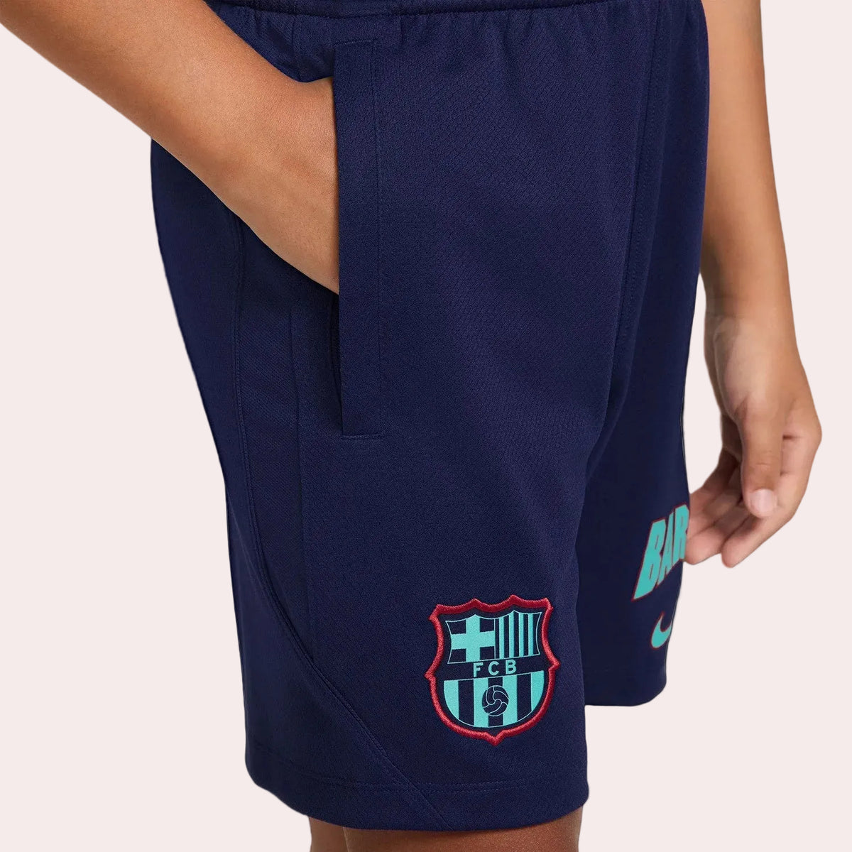 Nike FC Barcelona Strike Shorts 26/27 Kids zijkant met zak en clublogo