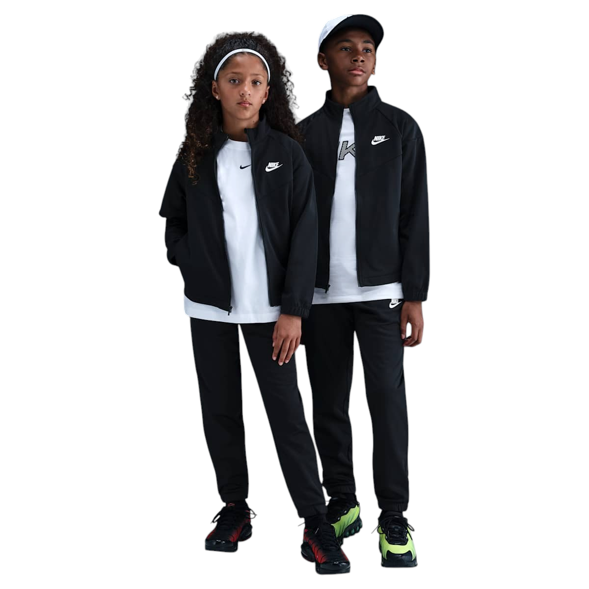 Sportskoen Nike zwart trainingspak voor kinderen met jack en broek van Dri-FIT materiaal gedragen door twee modellen