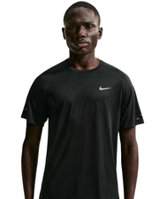 Sportskoen Nike Dri-FIT ADV Stride zwart hardloopshirt met reflecterende Swoosh en raglanmouwen gedragen door model