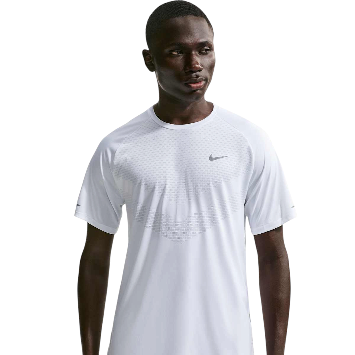 Sportskoen Nike Dri-FIT ADV Stride hardloopshirt voor heren in wit met reflecterende details en raglanmouwen