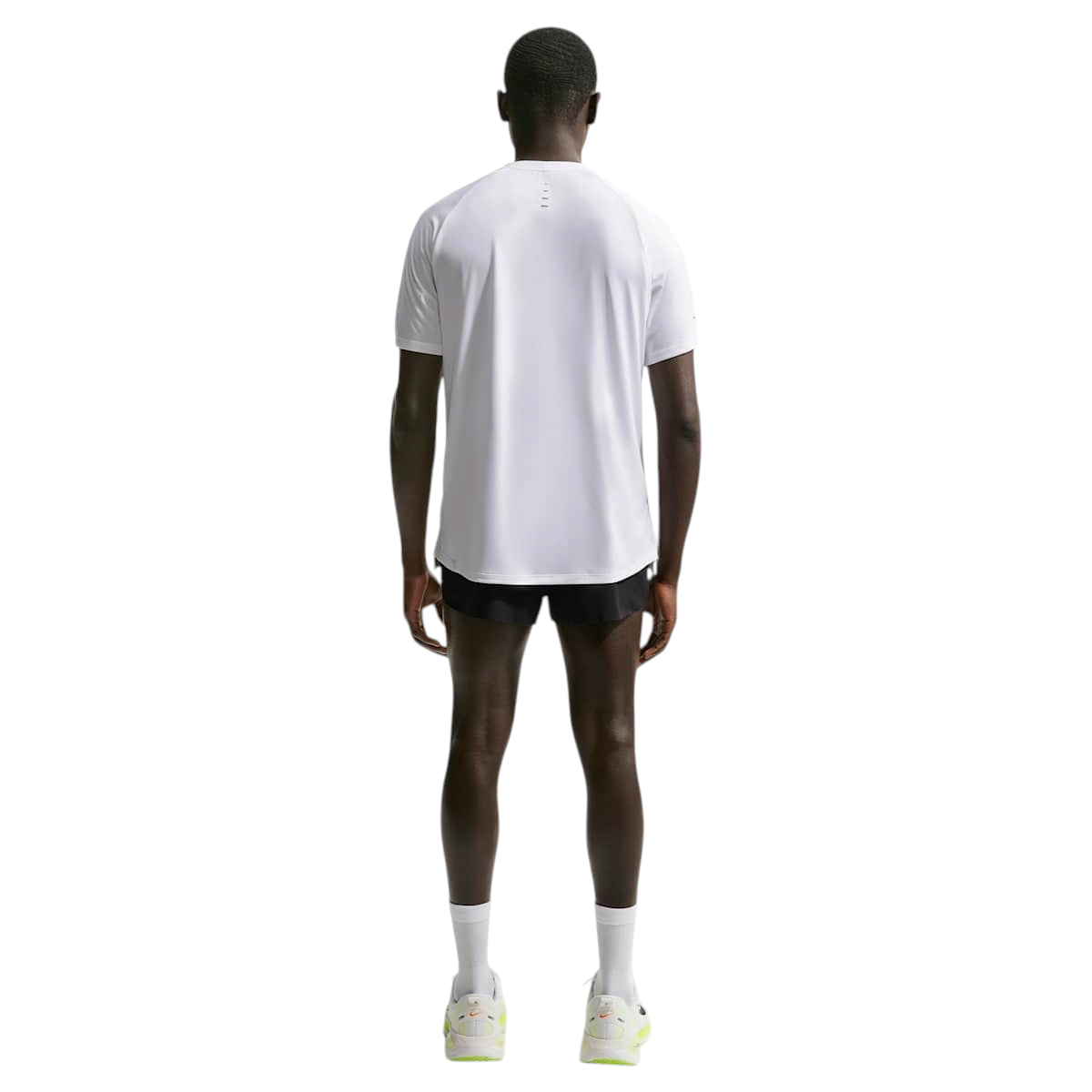 Sportskoen Nike Dri-FIT ADV Stride hardloopshirt voor heren in wit, achterkant met reflecterende details.