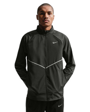 Sportskoen Nike Miler Repel UV hardloopjas voor heren in zwart met reflecterende details en opstaande kraag