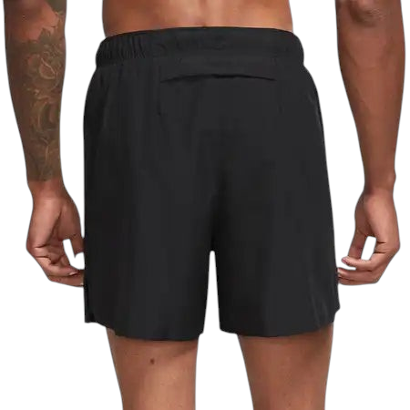 Sportskoen Nike Dri-FIT Challenger hardloopshort voor heren in zwart met elastische tailleband en achterzak
